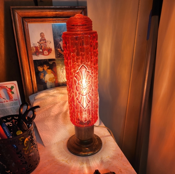 Retro Red Glass Lamp With DESIGNS Around the 70s Assum Looking - Picture 11 of 12